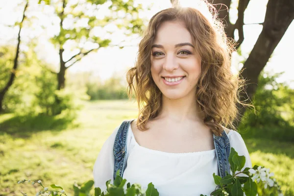 Frau mit blühenden Kirschzweigen — Stockfoto