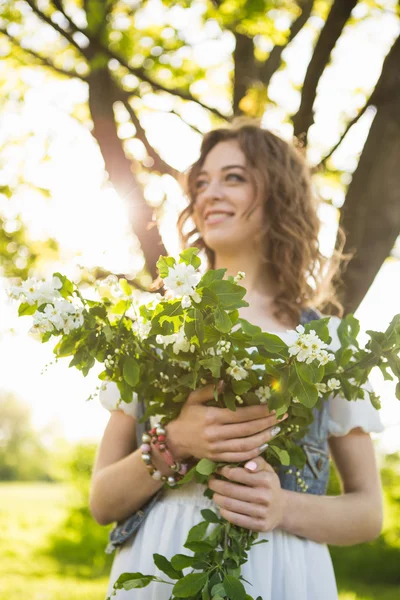 Kadın çiçek açması ile kiraz dallar — Stok fotoğraf
