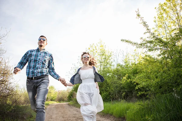 Joven pareja corriendo — Foto de Stock