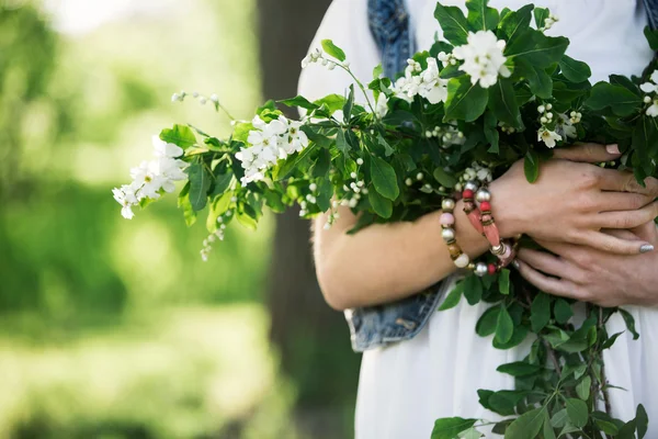 Femme aux branches de cerisier en fleurs — Photo