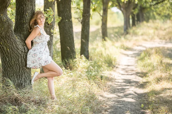 Chica posando en el parque —  Fotos de Stock