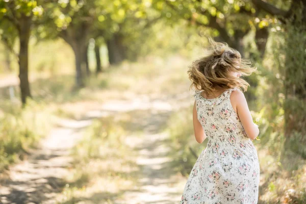 Jeune femme dans le parc — Photo