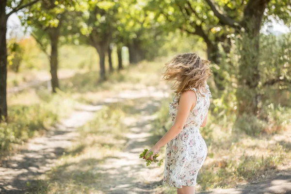 Jeune femme dans le parc — Photo