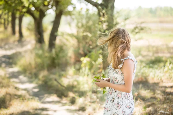 Jeune femme dans le parc — Photo