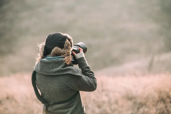 Mladá žena, fotografování — Stock fotografie