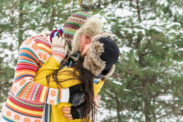 Couple in winter hugging — Stock Photo, Image
