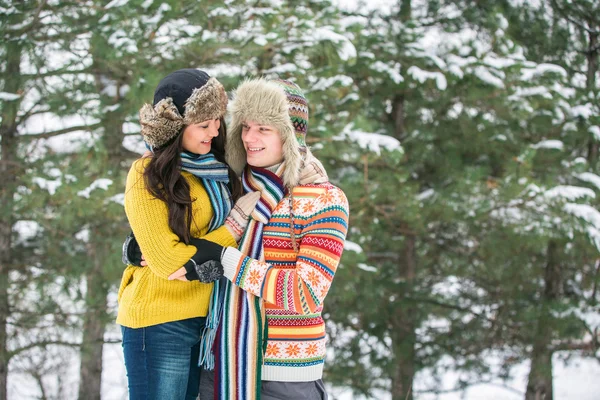 Casal no abraço de inverno — Fotografia de Stock