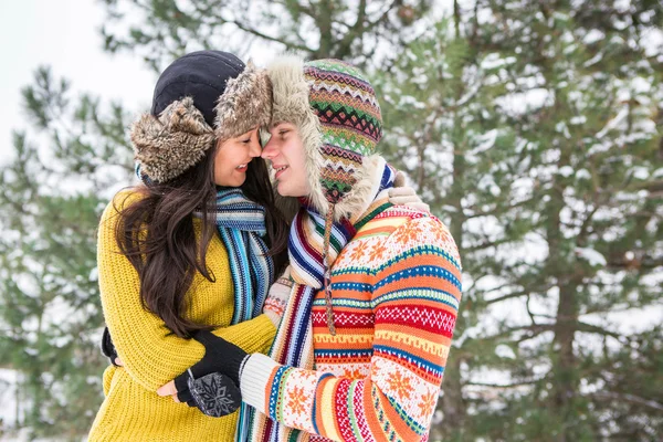 Kış sarılma içinde çift — Stok fotoğraf