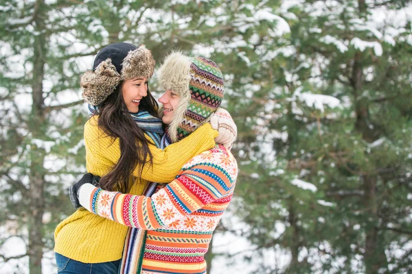 Casal no abraço de inverno — Fotografia de Stock