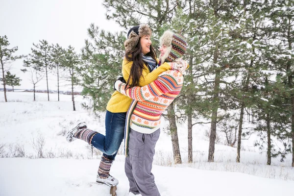 Paar in de winter plezier — Stockfoto