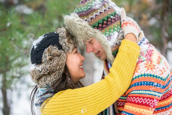 Pareja en invierno abrazos — Foto de Stock