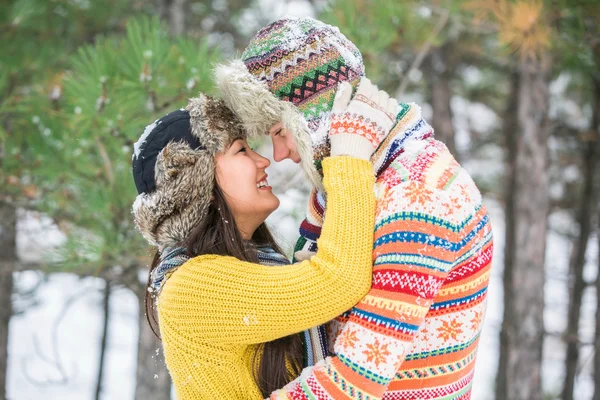Пара взимку обіймає — стокове фото