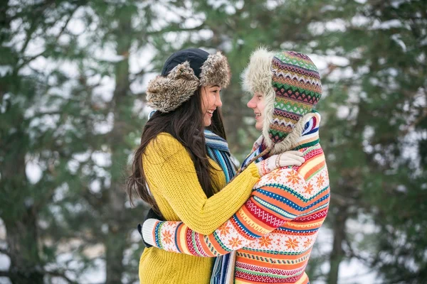 Pareja en invierno abrazos — Foto de Stock