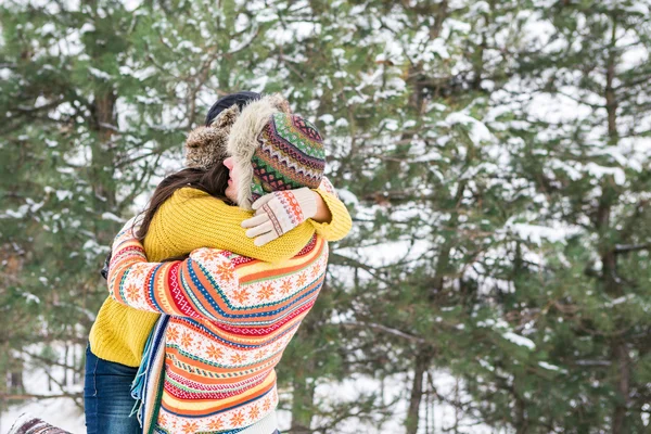 Пара обнимашек зимой — стоковое фото