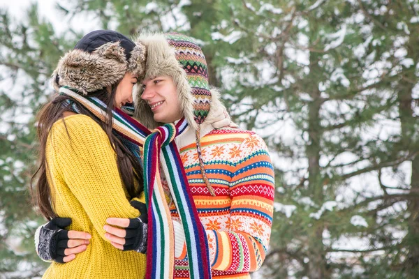 Pareja en invierno abrazos — Foto de Stock