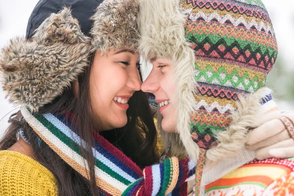 Pareja en invierno abrazos — Foto de Stock