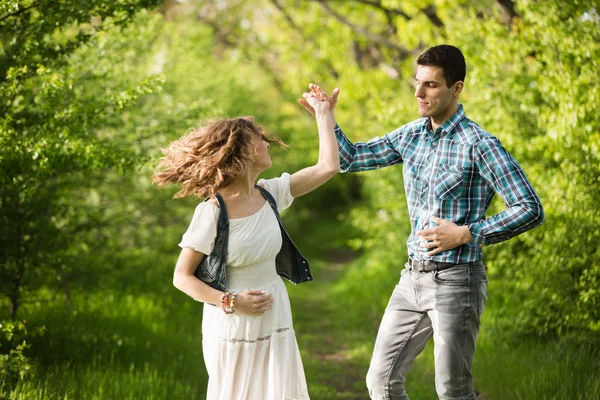 Jovem casal dançando Imagens Royalty-Free