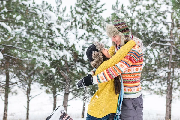 Casal no abraço de inverno — Fotografia de Stock