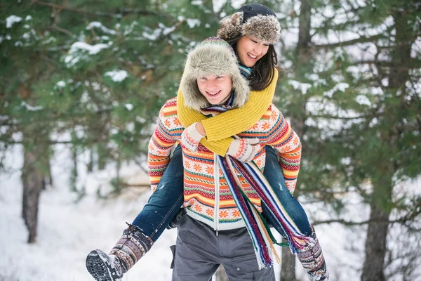 Casal no inverno se divertindo — Fotografia de Stock