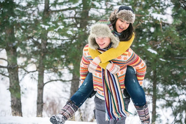 Casal no inverno se divertindo — Fotografia de Stock