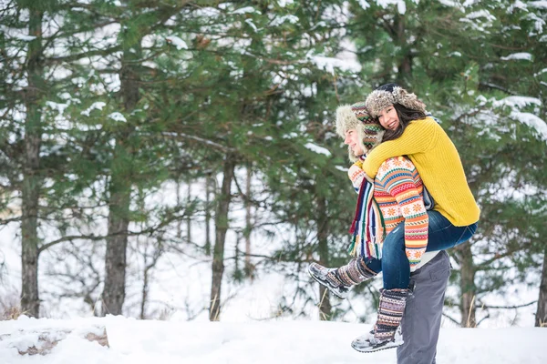 Pareja en invierno divirtiéndose — Foto de Stock