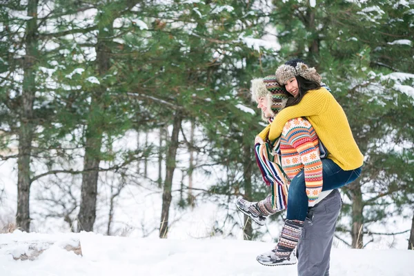 Pareja en invierno divirtiéndose — Foto de Stock