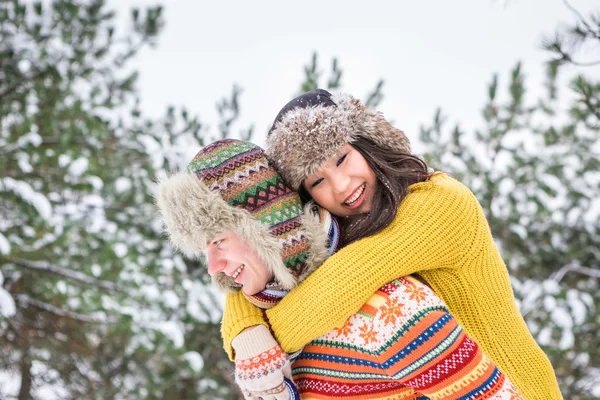 Casal no inverno se divertindo — Fotografia de Stock