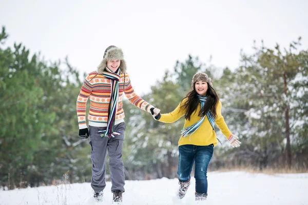 Pareja en invierno divirtiéndose — Foto de Stock