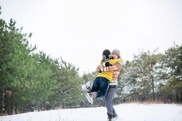 Casal no inverno se divertindo — Fotografia de Stock