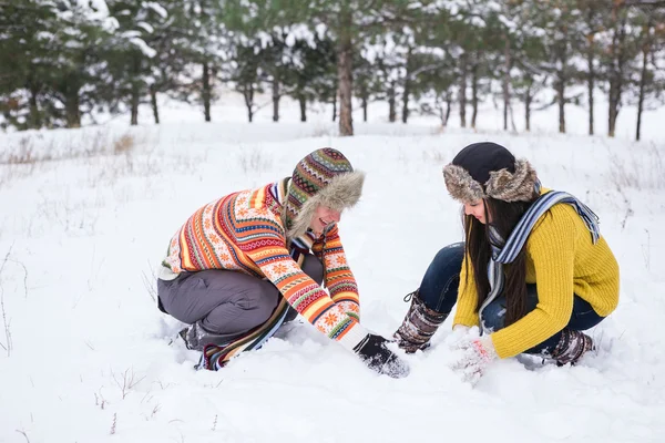 Par att göra snögubbe — Stockfoto