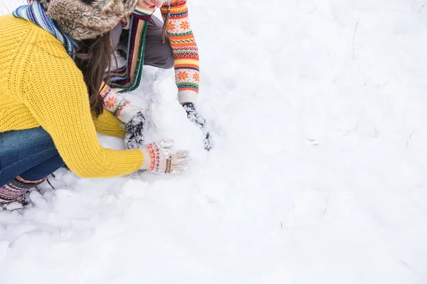 Casal fazendo boneco de neve — Fotografia de Stock