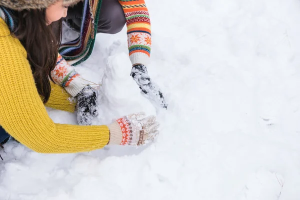 Casal fazendo boneco de neve — Fotografia de Stock