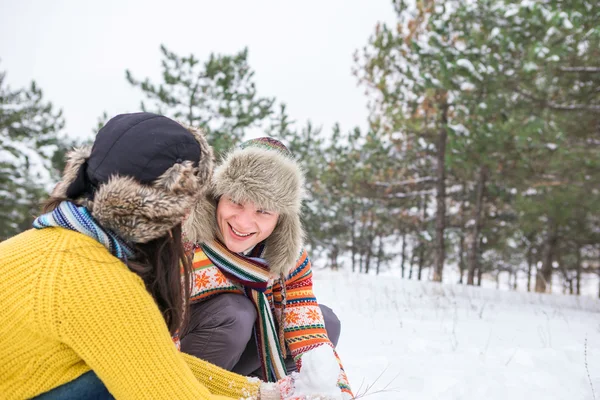 Par att göra snögubbe — Stockfoto