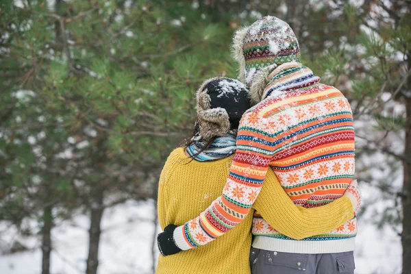 楽しい冬のカップル — ストック写真