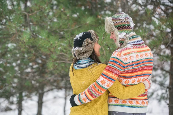 Casal no inverno se divertindo — Fotografia de Stock