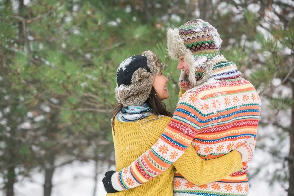 Pareja en invierno abrazos — Foto de Stock