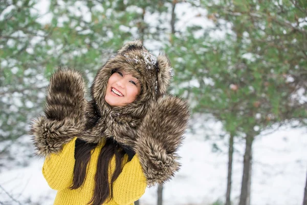 Flicka i wolf hatt — Stockfoto