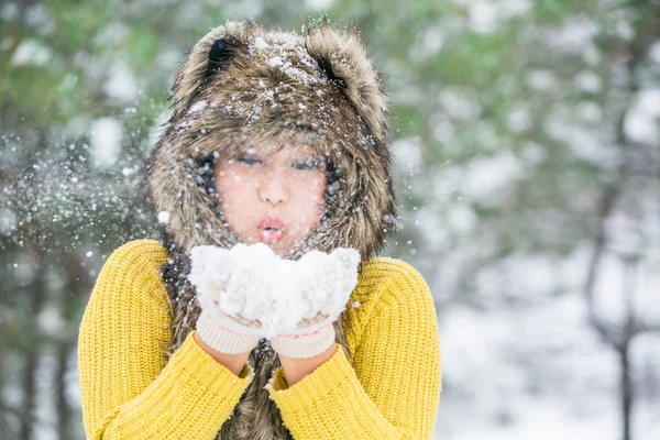 Flicka yrande snö — Stockfoto