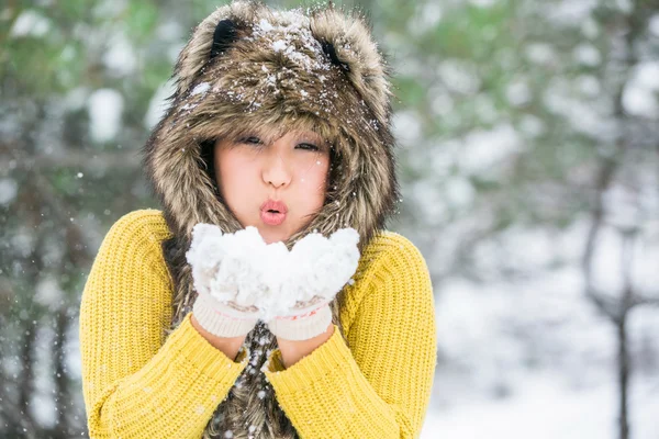 Flicka yrande snö — Stockfoto