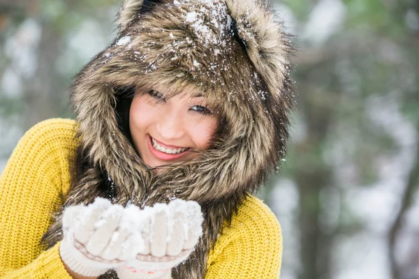 Flicka anläggning snö — Stockfoto