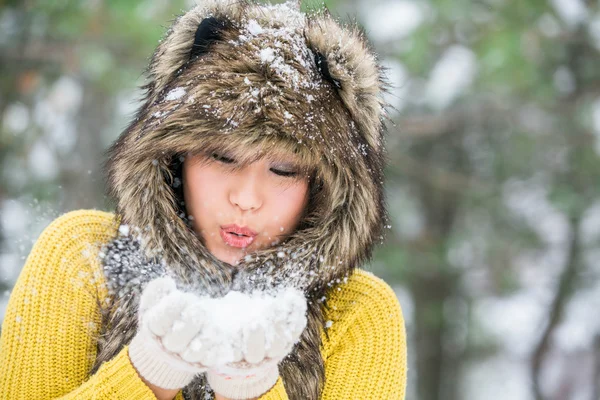 Flicka yrande snö — Stockfoto