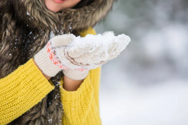 Девушка держит снег — стоковое фото