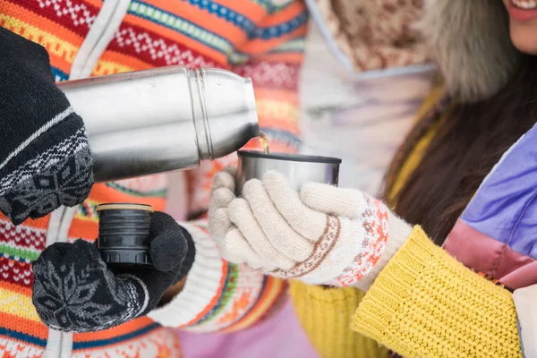 Casal no parque de inverno beber chá — Fotografia de Stock