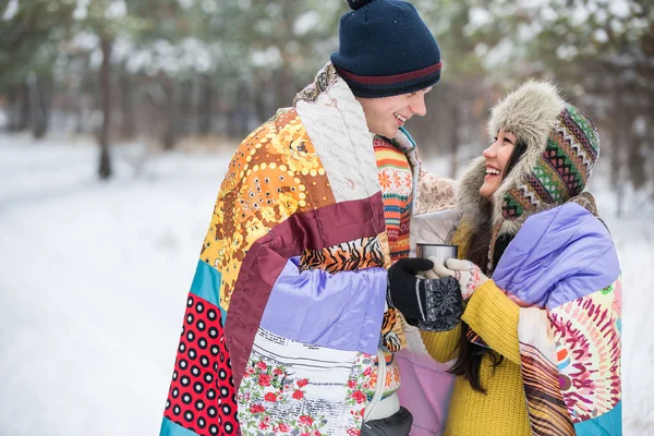 Casal no parque de inverno beber chá — Fotografia de Stock