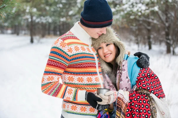 Casal no parque de inverno beber chá — Fotografia de Stock