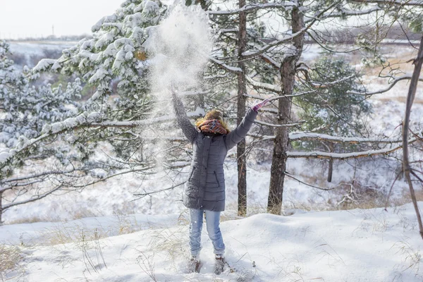 겨울 숲의 소녀 — 스톡 사진