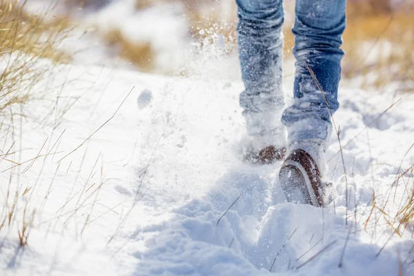 Девушка ходит по снегу — стоковое фото