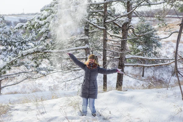 Девушка в зимнем лесу — стоковое фото