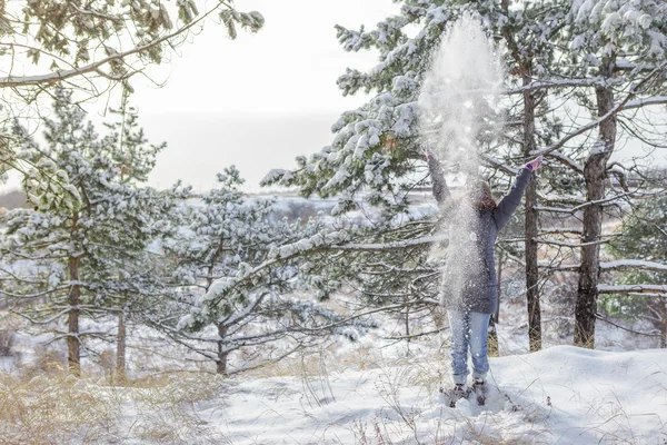 Girl in winter forest — Stock Photo, Image