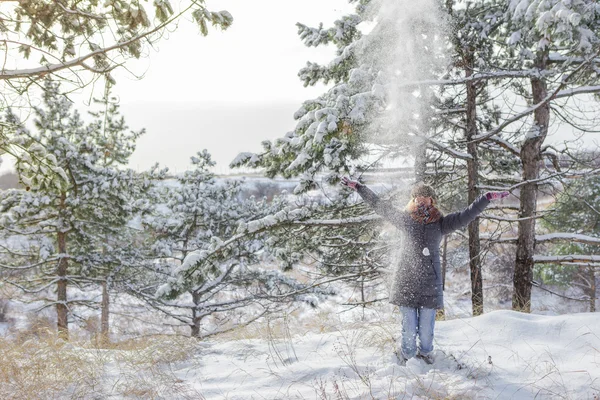 Κορίτσι στο δάσος το χειμώνα — Φωτογραφία Αρχείου